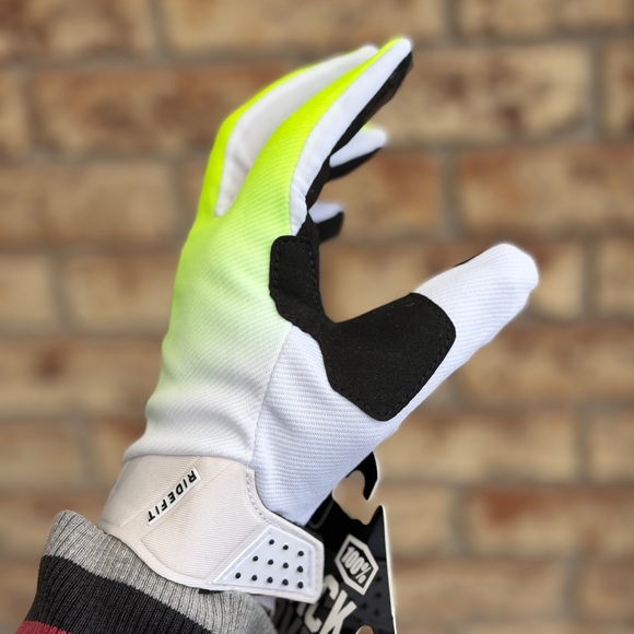 Gloves - Picture 2 of 9